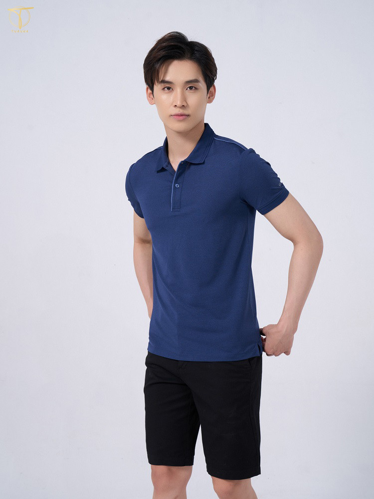 Phối đồ layer nam tính với áo khoác blazer xanh tím than, áo sơ mi xanh nhạt và quần âu cùng tông, thể hiện phong cách lịch lãm.