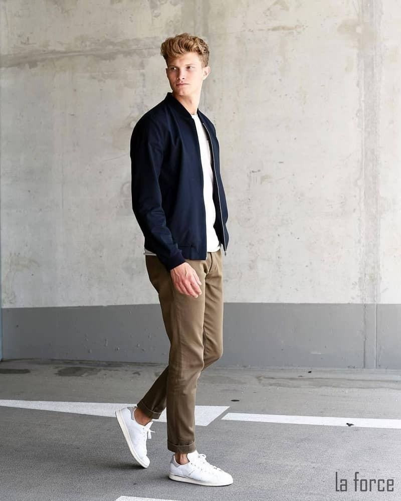 Phối đồ quần kaki trắng với áo bomber tạo vẻ ngoài ấn tượng