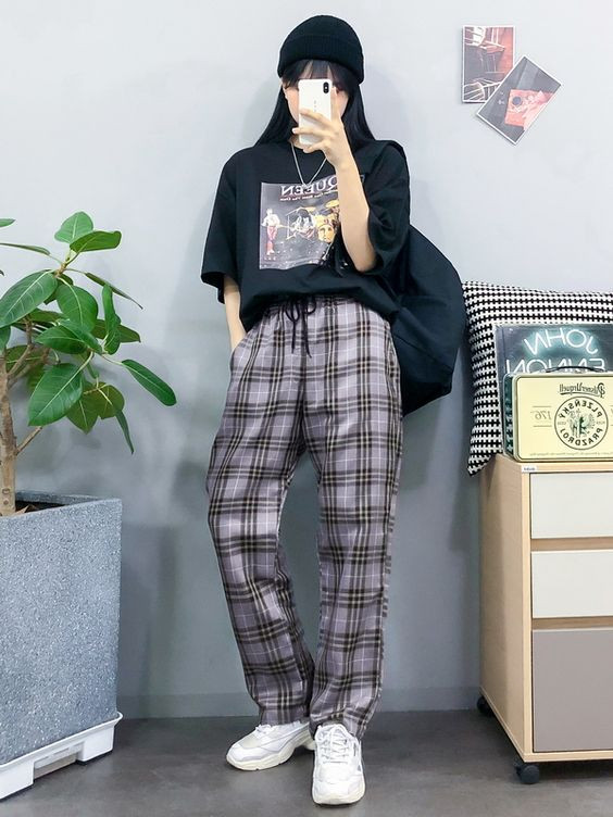 Phối đồ tối giản cùng quần caro ống rộng, sử dụng phụ kiện tinh tế để tạo điểm nhấn