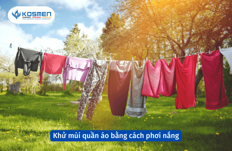 Phơi quần áo dưới ánh nắng mặt trời là cách khử mùi và diệt khuẩn tự nhiên, giúp quần áo thơm tho.