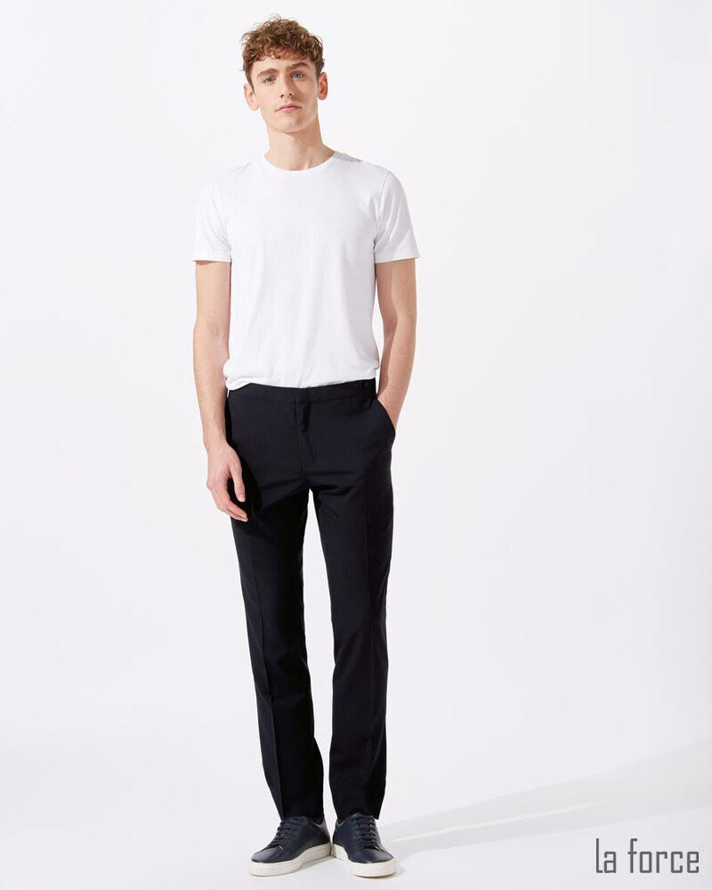 Phối quần kaki đen với áo thun basic cho phong cách năng động