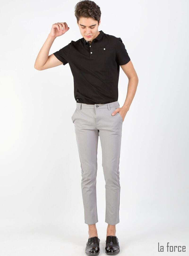 Phối quần kaki xám với áo polo trắng tạo vẻ ngoài lịch lãm