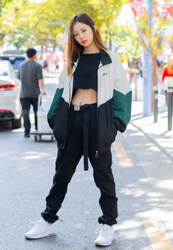 Phối quần nỉ bo gấu nữ với áo croptop trắng tôn dáng, phong cách streetstyle cá tính