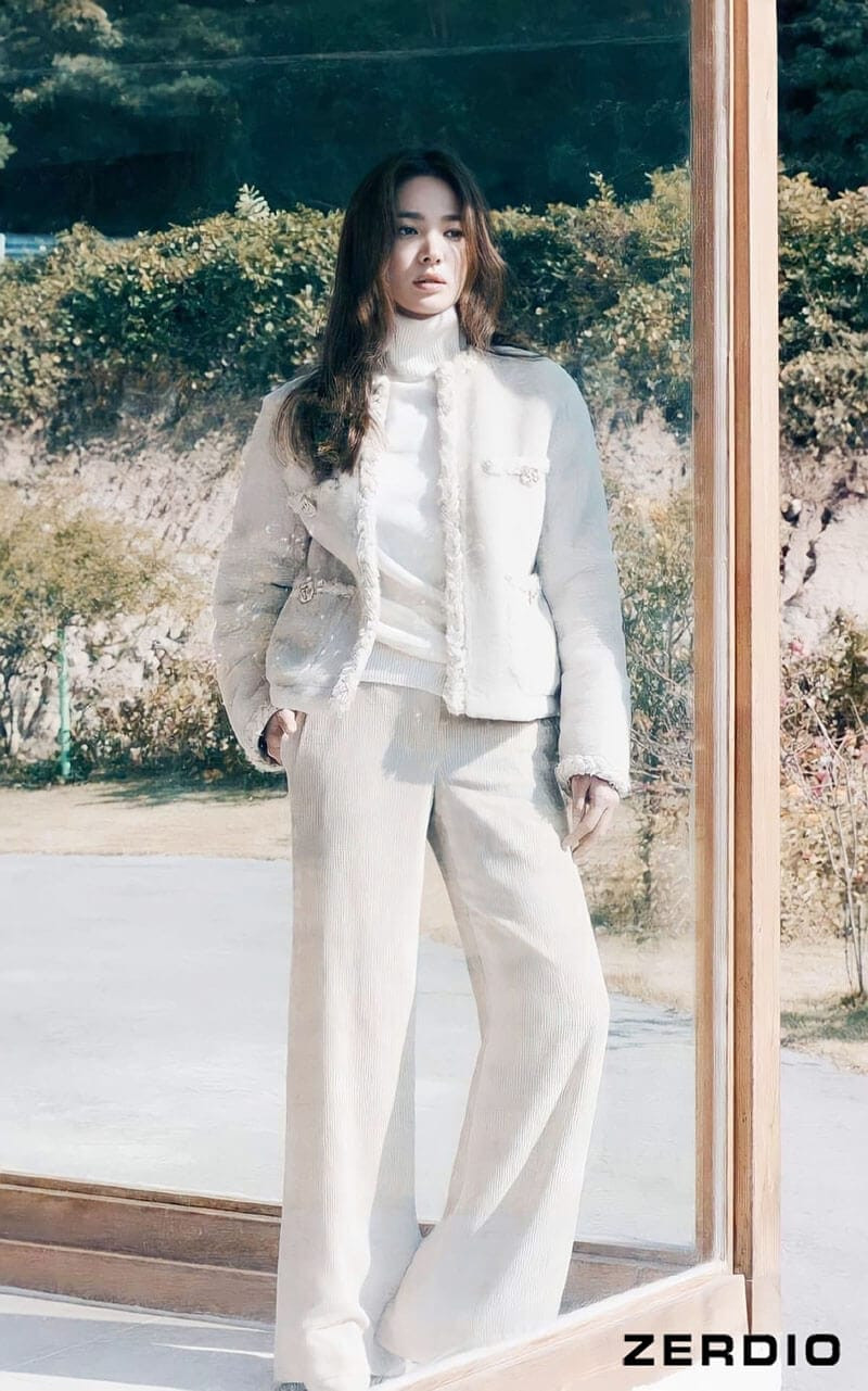 Phong cách cá tính, năng động với quần suông trắng kết hợp áo khoác bomber màu xanh pastel, phù hợp cho những ngày se lạnh.