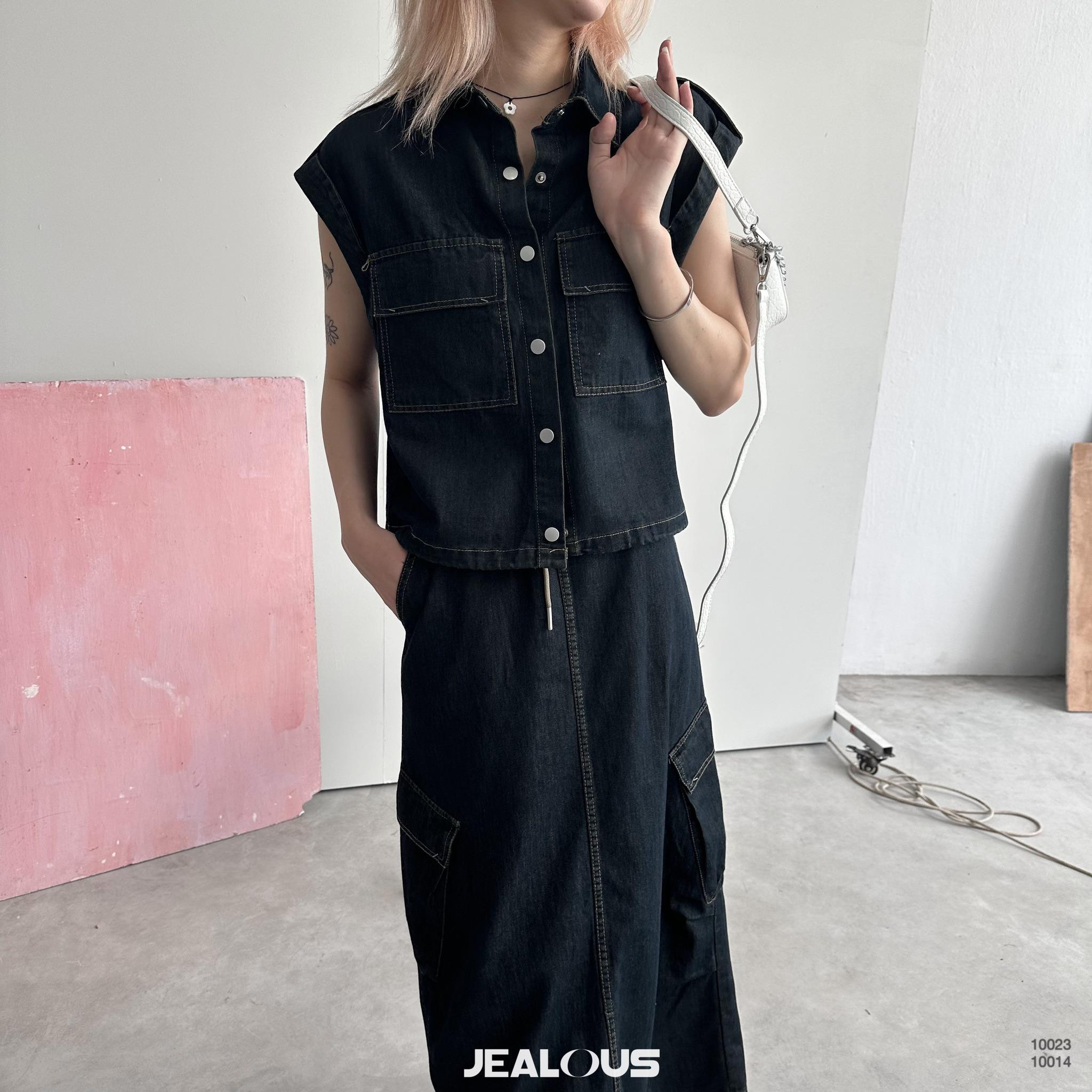 Phong cách denim cá tính với áo khoác và chân váy jeans tại Jealous House Đặng Văn Ngữ