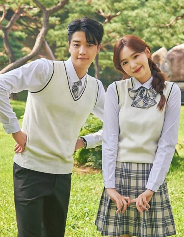 Phong cách đồng phục quần tây áo trắng học sinh Hàn Quốc với áo gile thời thượng, kết hợp chân váy hoặc quần âu