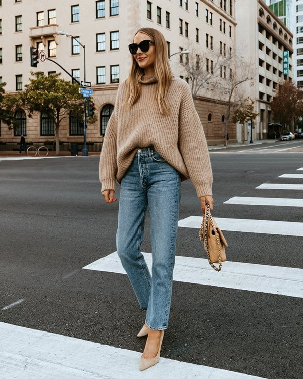 Phong cách nhẹ nhàng với áo len màu be và quần jeans xanh nữ ống suông