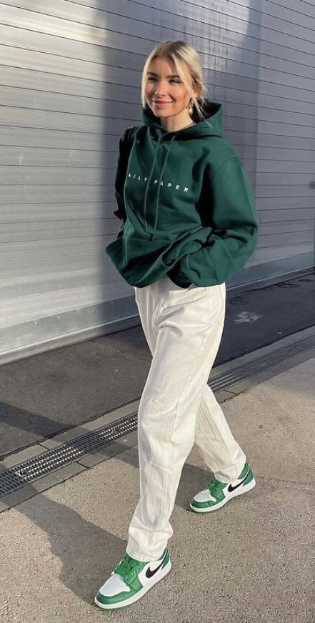 Phong cách street style năng động cùng quần kaki trắng ống rộng, áo hoodie và giày sneakers