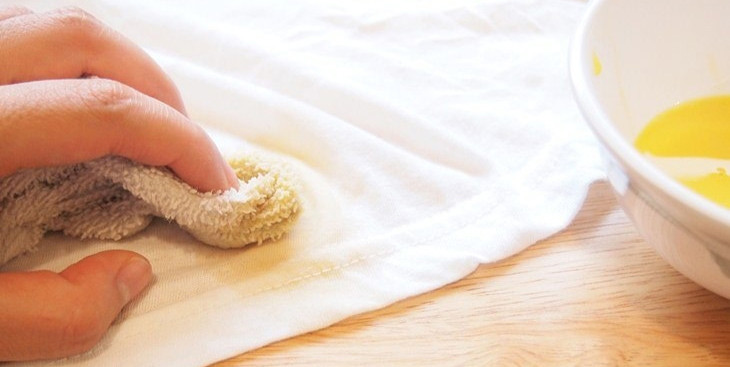 Phương pháp sử dụng xăng để loại bỏ vết dầu nhớt bám trên quần áo nhanh chóng