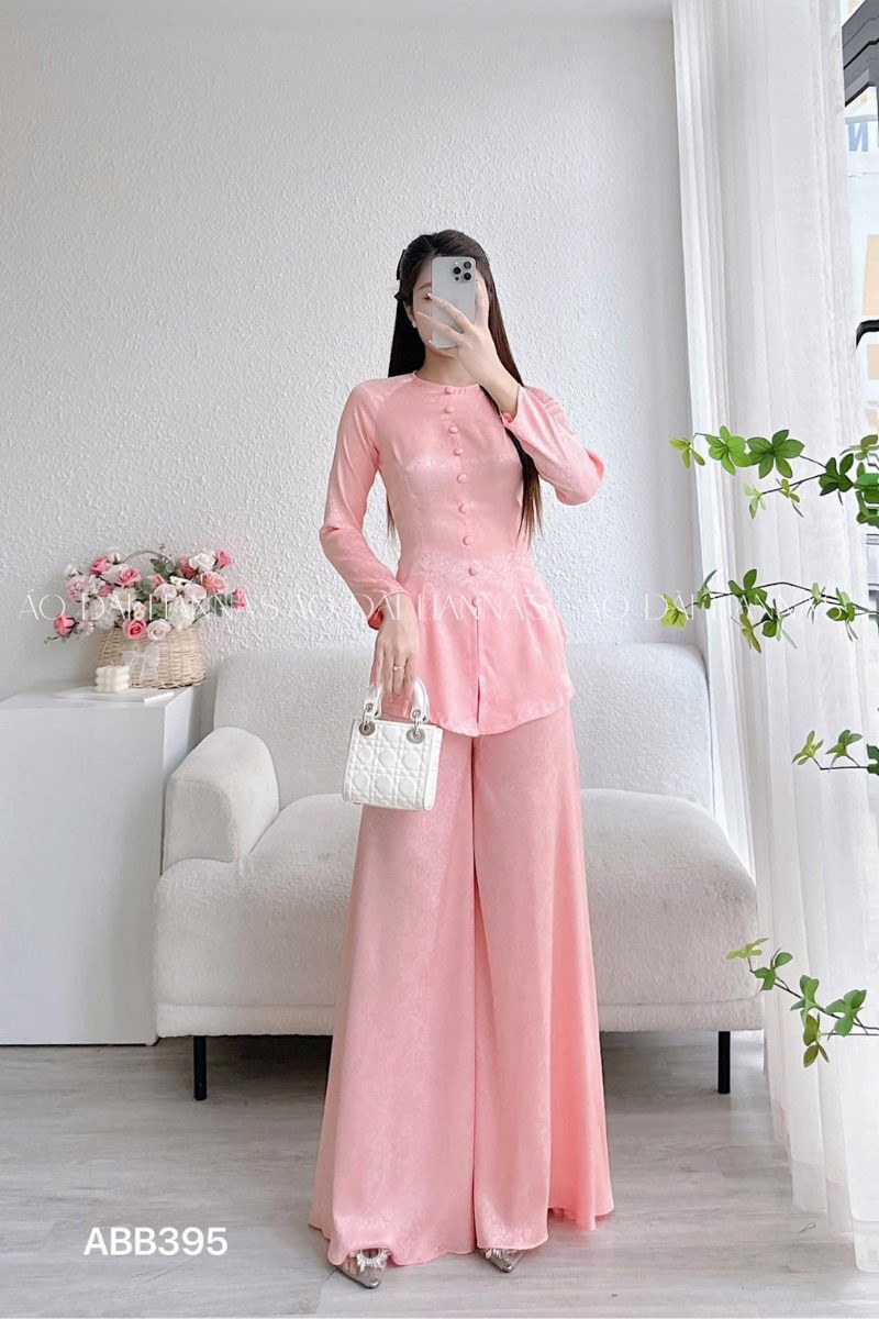 Quần áo bà ba nữ gấm tơ hồng phấn dịu dàng, cách tân kiểu quần vạt chéo hoặc quần lửng, tôn lên vẻ đẹp thanh thoát và quý phái