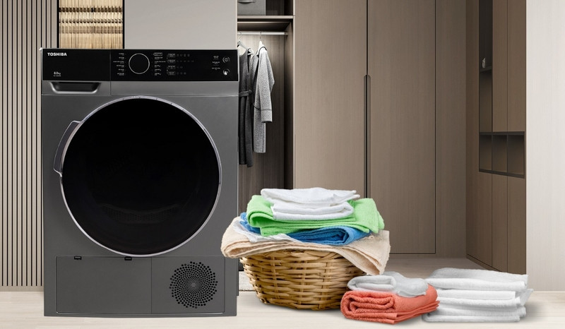 Quần áo đã được sấy khô và xếp gọn gàng, thể hiện khả năng giảm nhăn của máy sấy quần áo