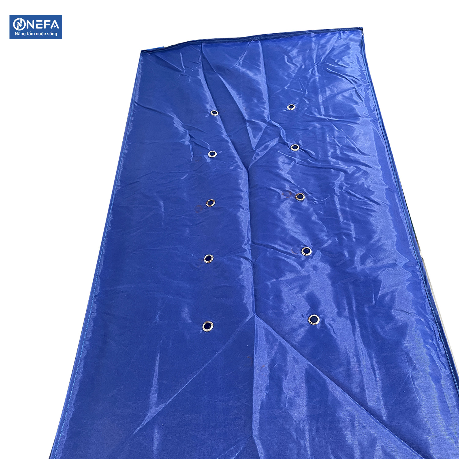 Quần áo được treo gọn gàng bên trong tủ sấy Nefa, tối ưu hóa luồng khí sấy