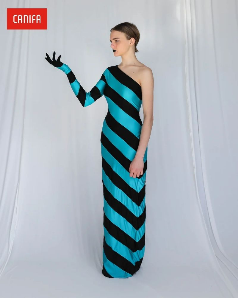 Quần âu xanh ngọc với áo blouse đen lịch sự, một sự kết hợp cổ điển và hiện đại, phù hợp cho môi trường công sở.