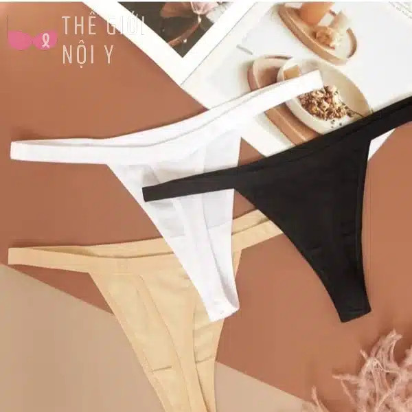 Quần lọt khe dây mảnh, thiết kế tối giản, giúp tôn lên đường nét cơ thể và mang lại sự nhẹ nhàng, thoải mái khi mặc áo dài.
