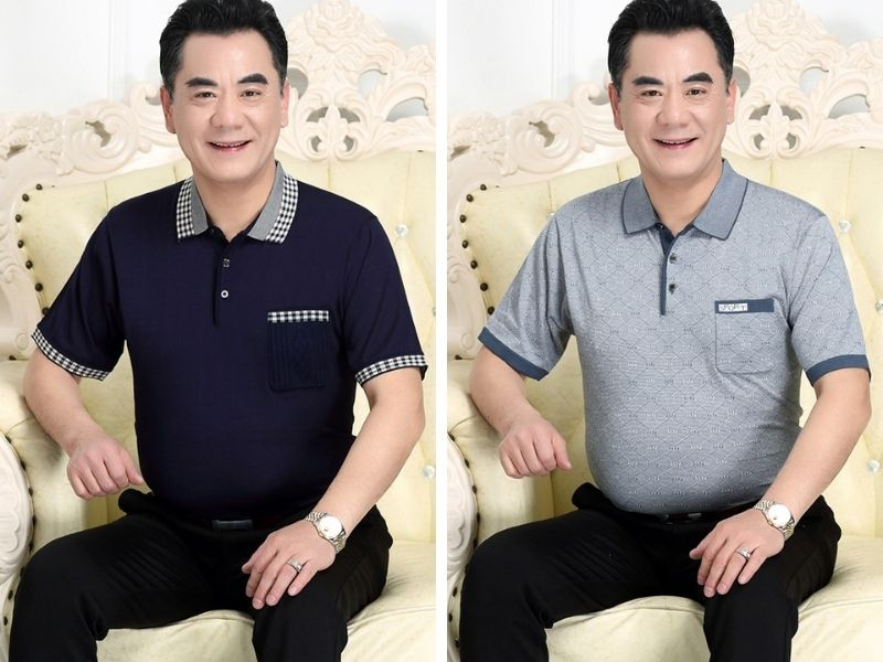 Quý ông lớn tuổi phong độ với áo polo tối màu kết hợp quần âu lịch sự, phù hợp cho các dịp trang trọng.