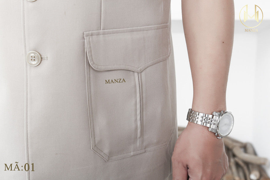 Quý ông trung niên lịch lãm trong trang phục quần áo Tôn Trung Sơn Manza màu đen