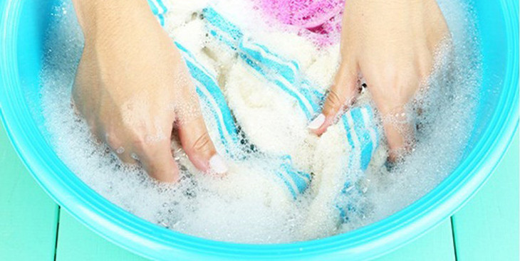 Quy trình làm sạch quần áo bị dính dầu nhớt bằng bột giặt và nước ấm