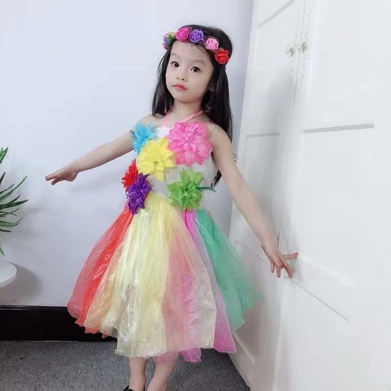 Quy trình may vá chi tiết, thể hiện sự tỉ mỉ khi biến đổi các mảnh vải cũ thành một bộ trang phục mới cho bé