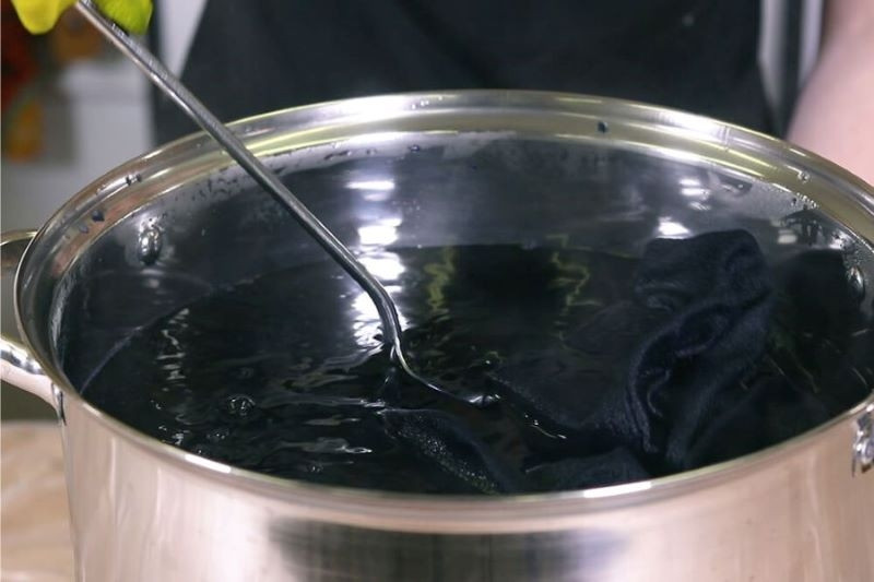 Quy trình pha thuốc nhuộm vải chuyên dụng màu đen cùng muối hoặc giấm trong chậu nước nóng
