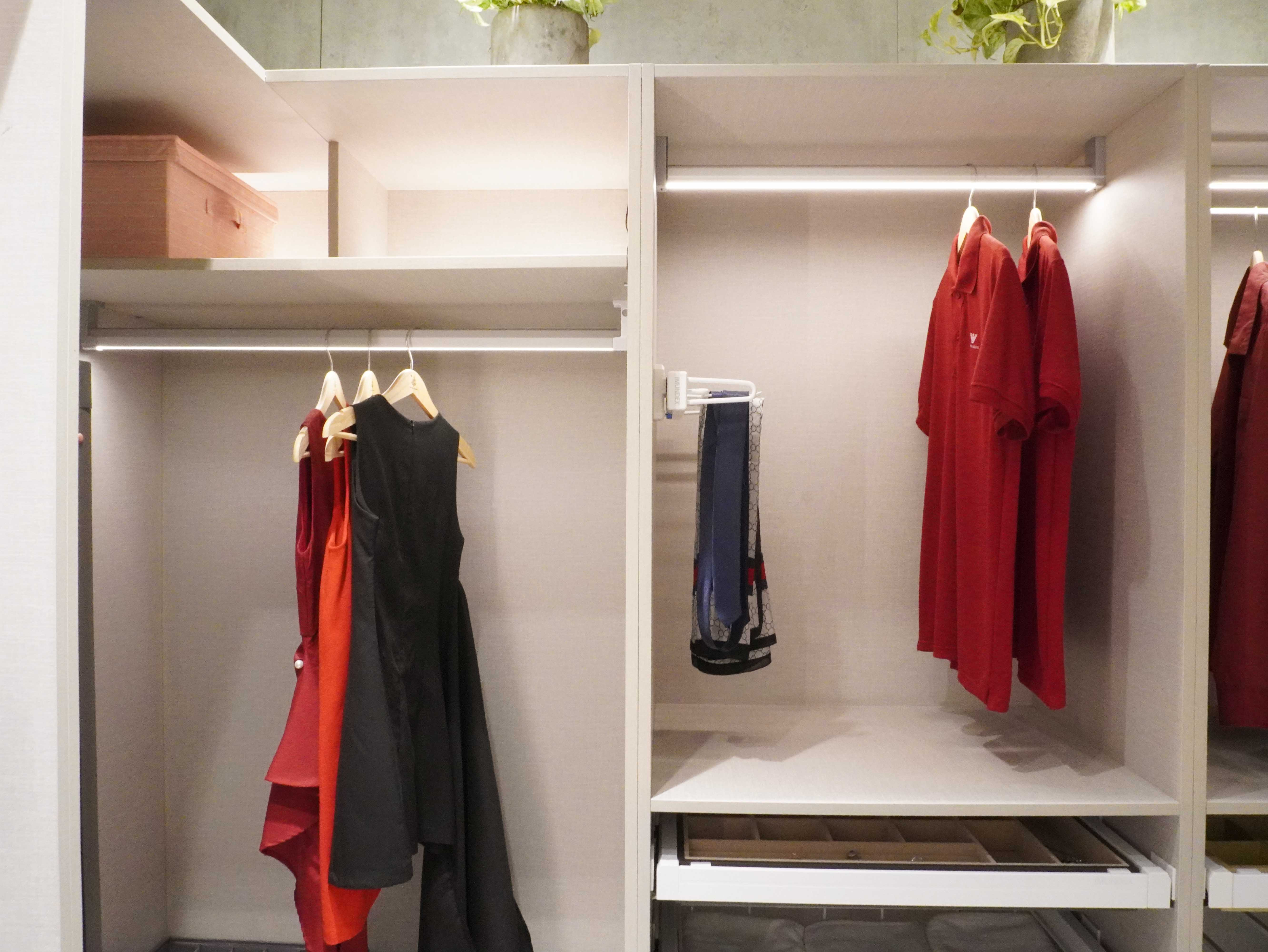 Quy trình từng bước hướng dẫn cách lắp cây treo quần áo vào tủ quần áo gia đình