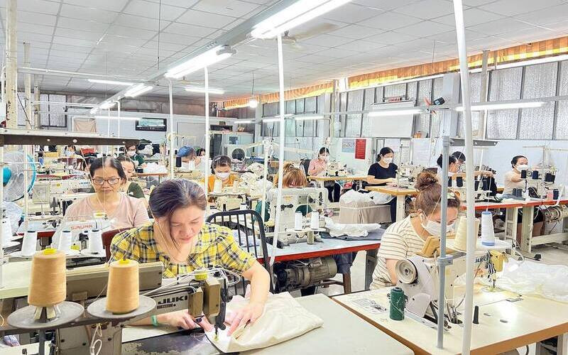 Sản phẩm mẫu được kiểm duyệt tại xưởng may quần áo thiết kế số lượng ít tại TP.HCM