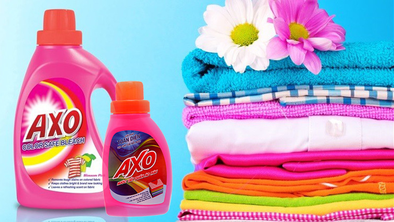 Sản phẩm nước tẩy quần áo màu AXO hương hoa đào chai màu hồng