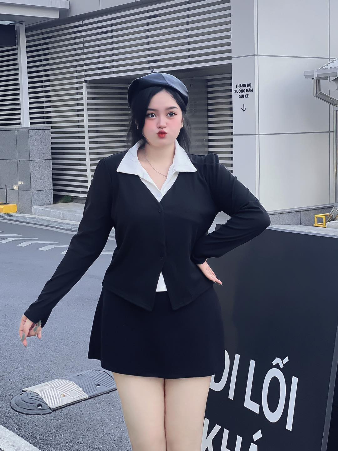 Set bộ quần áo gam màu đen trang nhã, thiết kế thoải mái, phù hợp cho người 60kg+ dạo phố hoặc đi làm.