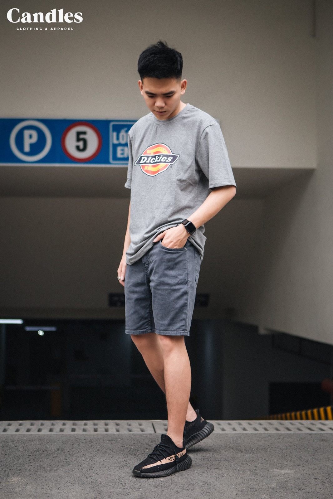 Set đồ tông xuyệt tông màu xám mang lại vẻ ngoài hiện đại và thời trang cho phái mạnh