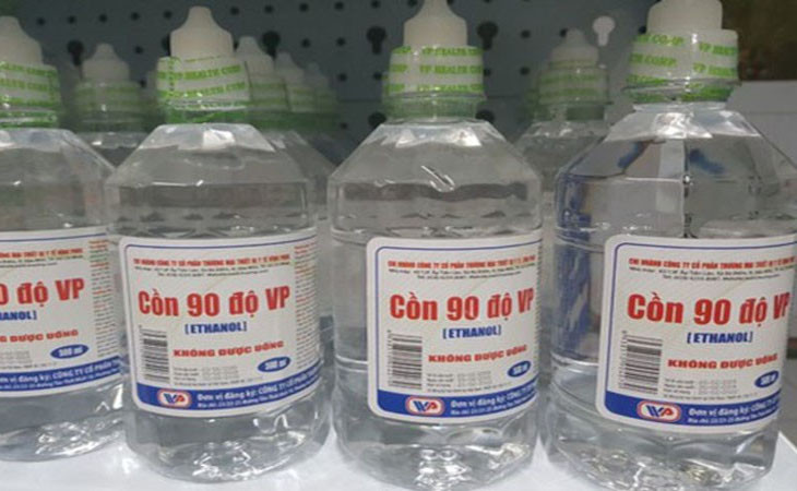 Sử dụng cồn xịt trực tiếp lên vết thâm kim là cách nhanh chóng để loại bỏ nấm mốc trên quần áo