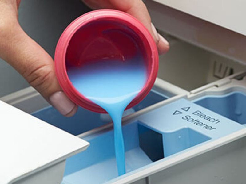 Sử dụng nước xả vải có khả năng kháng khuẩn giúp quần áo thơm lâu và giảm nguy cơ ẩm mốc