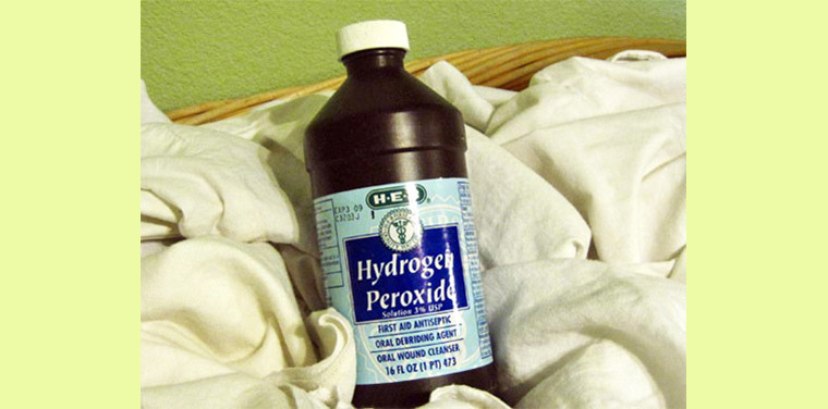 Sử dụng oxy già để loại bỏ vết ố vàng và làm trắng quần áo cũ