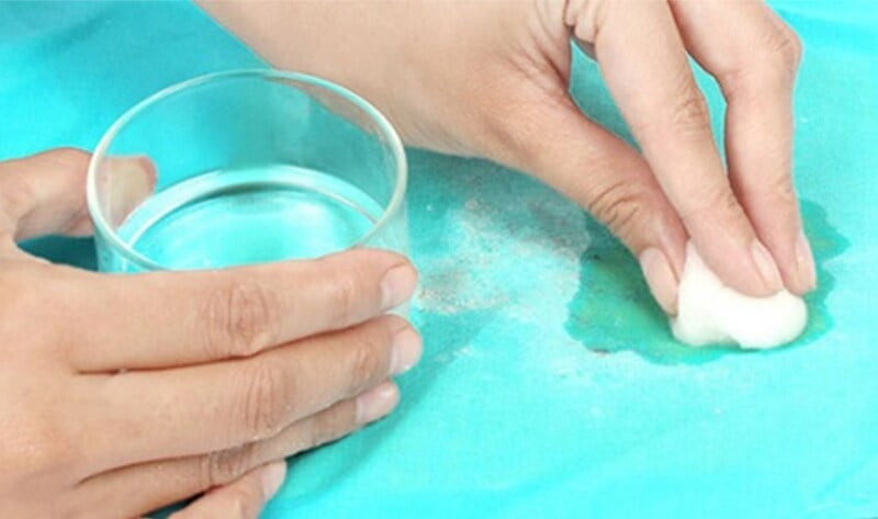 Sử dụng xăng thơm để làm mềm và bong lớp keo silicon cứng đầu