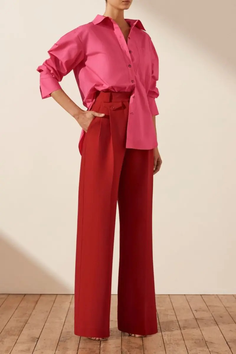 Sự kết hợp giữa áo sơ mi hồng và quần tây đỏ tạo nên phong cách táo bạo, nổi bật và cá tính