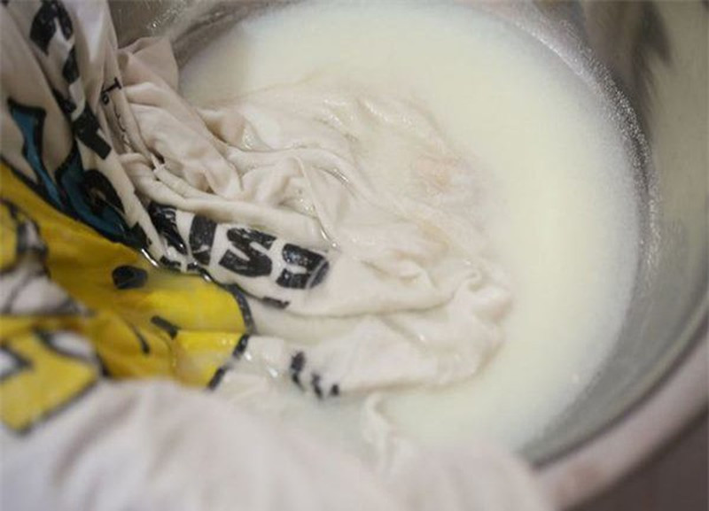 Sữa tươi lạnh - Giải pháp dịu nhẹ để làm sạch vết ố trên quần áo trắng