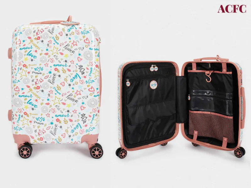 Tận dụng các khoảng trống nhỏ trong vali bằng cách nhét đồ nhỏ gọn như khăn, tất