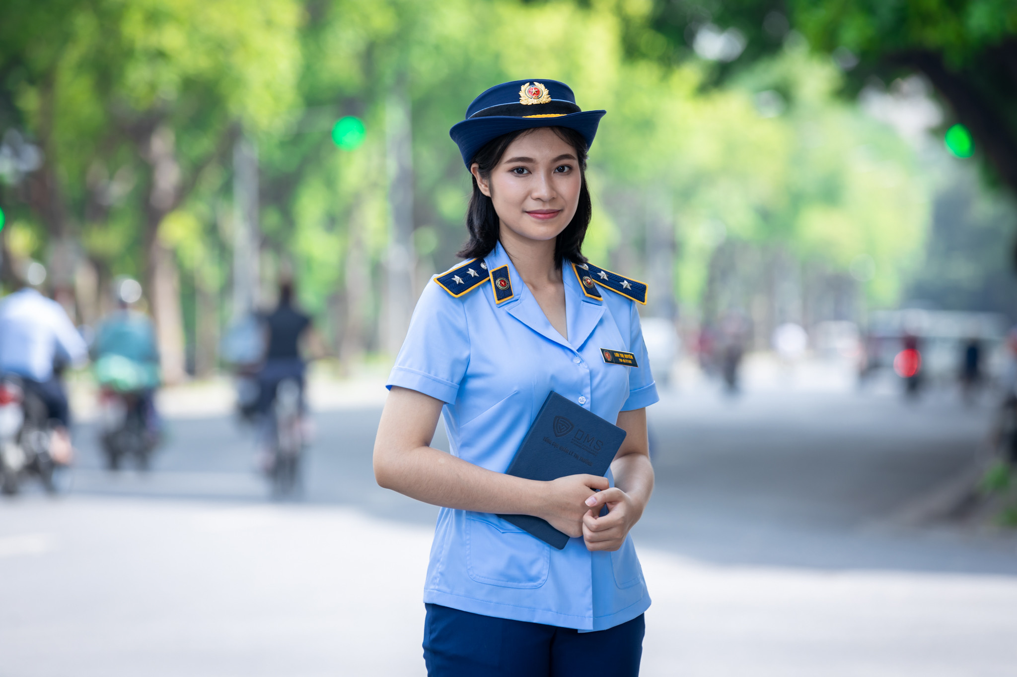 Tập thể cán bộ quản lý thị trường trong trang phục ngành, cùng nhau xây dựng và bảo vệ thị trường lành mạnh