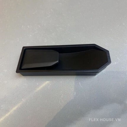 Tay nắm âm tủ quần áo hợp kim kẽm màu đen mờ, mang đến vẻ sang trọng, tinh tế và phù hợp với nội thất tủ quần áo hiện đại.