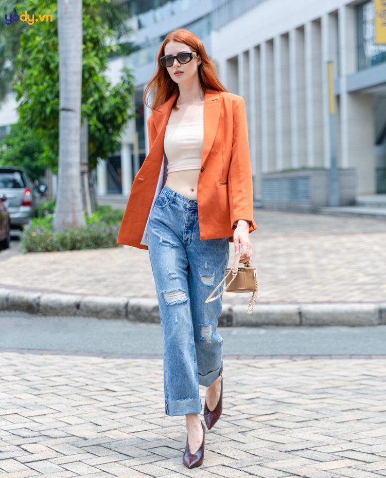 Thanh nữ diện áo vest kẻ ô cùng quần jean rách gối, thể hiện phong cách cá tính