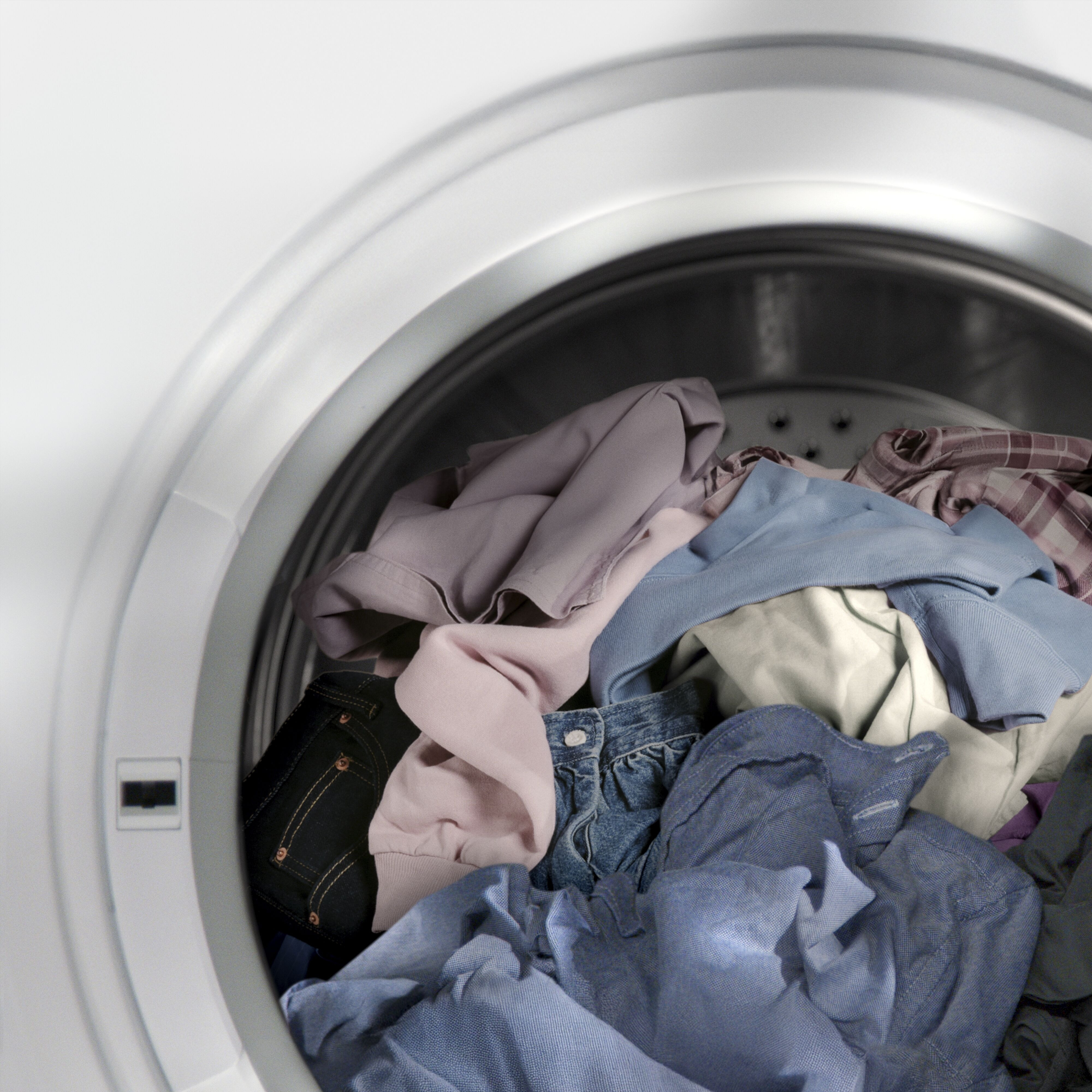 Thao tác cho quần áo vào lồng sấy cửa ngang đúng cách để tối ưu hiệu suất