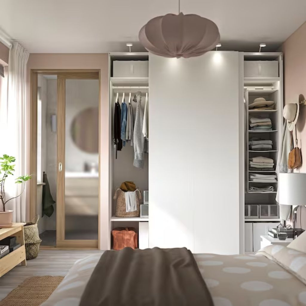 Thiết kế tủ quần áo 2 mặt ngăn cách với cánh phủ acrylic bóng gương hiện đại
