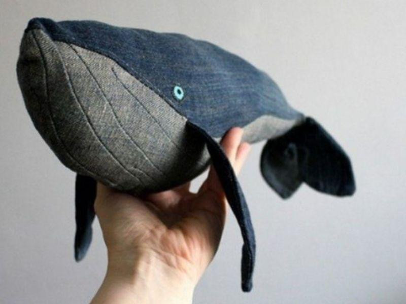 Thú nhồi bông hình cá voi đáng yêu làm từ vải quần jean cũ, một món đồ chơi handmade thân thiện với môi trường