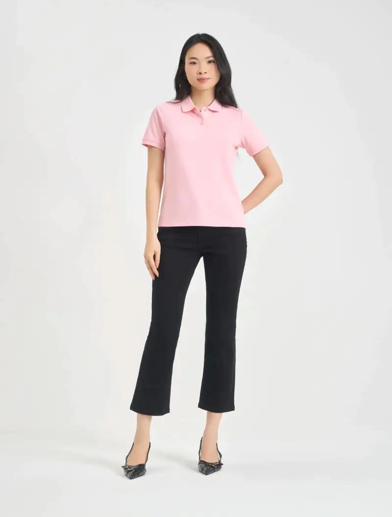 Trang phục áo hồng kết hợp cùng quần đen tạo nên sự tương phản cá tính và cuốn hút