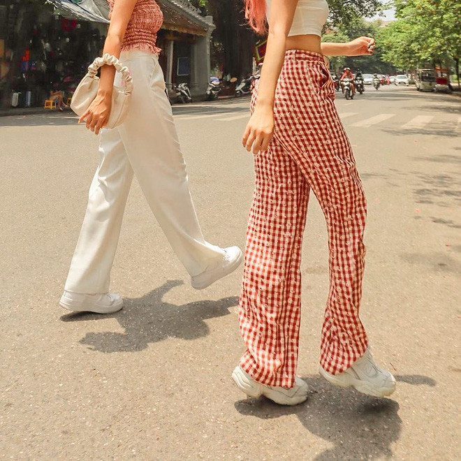 Trang phục quần caro ống rộng phối cùng áo croptop bó sát giúp khoe trọn vòng eo thon gọn của cô gái trẻ