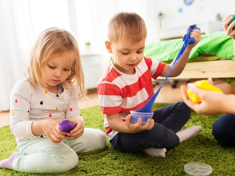 Trẻ em chơi slime an toàn, tránh làm bẩn quần áo và giữ vệ sinh