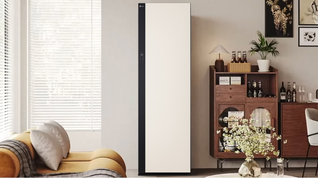 Tủ chăm sóc quần áo LG Styler SC5MBR80H với thiết kế màu be sang trọng, cửa kính chịu lực phù hợp mọi không gian