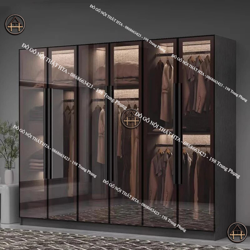 Tủ kính treo quần áo với đèn chiếu sáng bên trong, tôn vinh bộ sưu tập thời trang