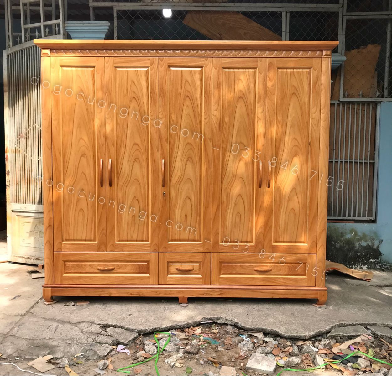 Tủ quần áo gỗ gõ đỏ 5 cánh với kích thước lớn, giải pháp lưu trữ hoàn hảo cho gia đình đa thành viên