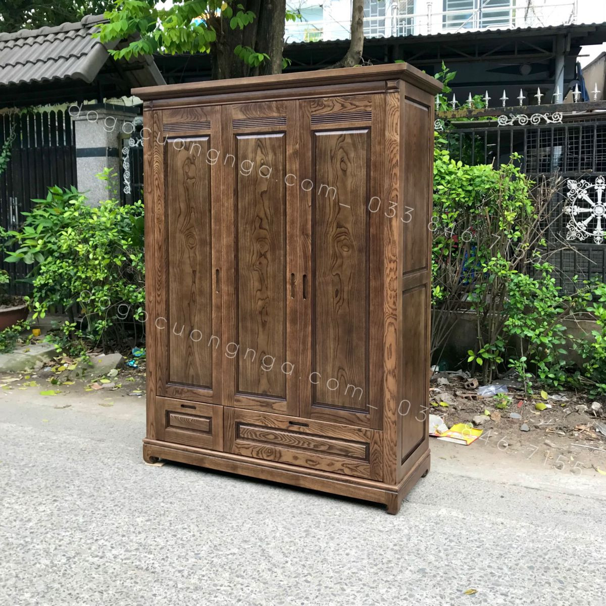 Tủ quần áo gỗ sồi Nga 3 cánh được xử lý màu óc chó, tạo nên vẻ đẹp sang trọng và ấm cúng.