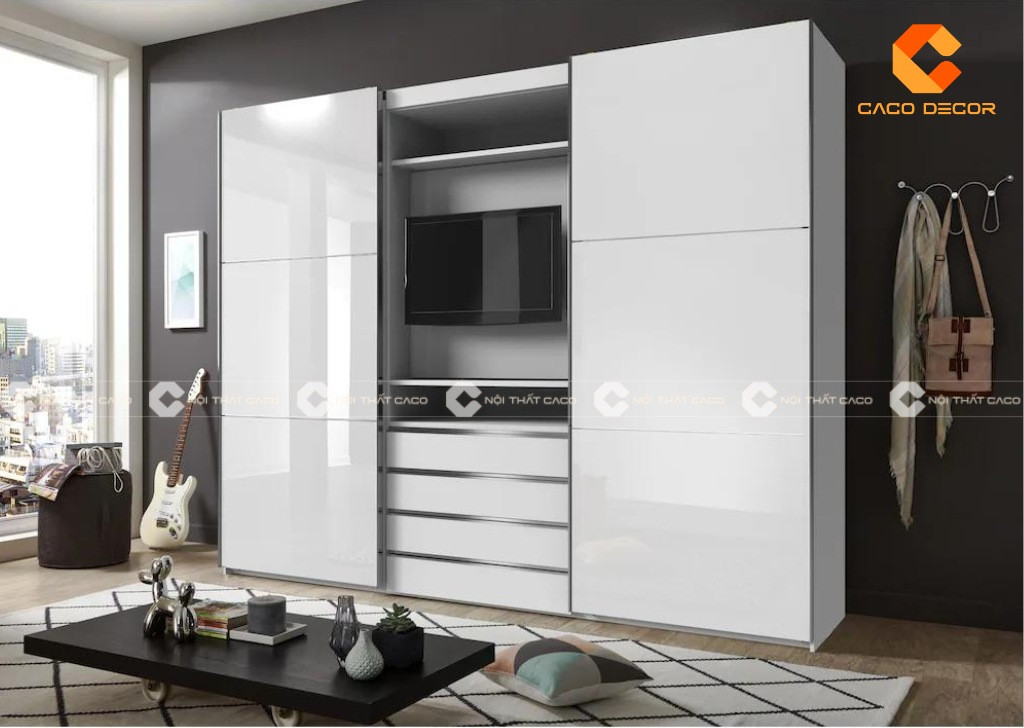 Tủ quần áo kèm kệ tivi làm từ gỗ công nghiệp màu trắng kết hợp màu gỗ tự nhiên, với các ngăn kéo và hộc trang trí tiện lợi