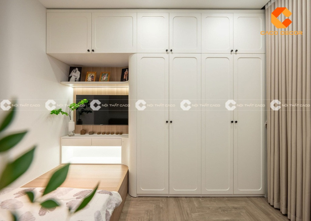 Tủ quần áo kèm kệ tivi màu trắng tinh tế, thiết kế hiện đại mang lại vẻ đẹp thanh lịch và mở rộng không gian phòng